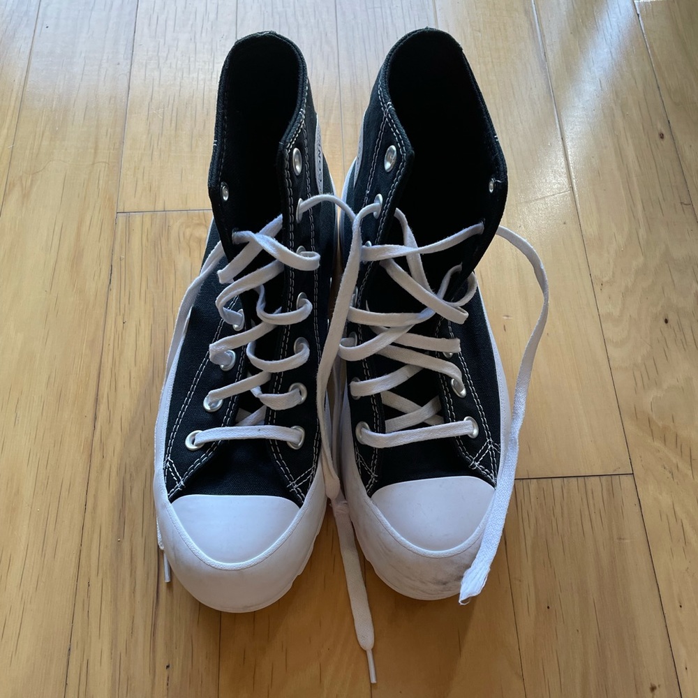 WOMEN'S CONVERSE LUGGED PLATFORM SNEAKERS - Size 8